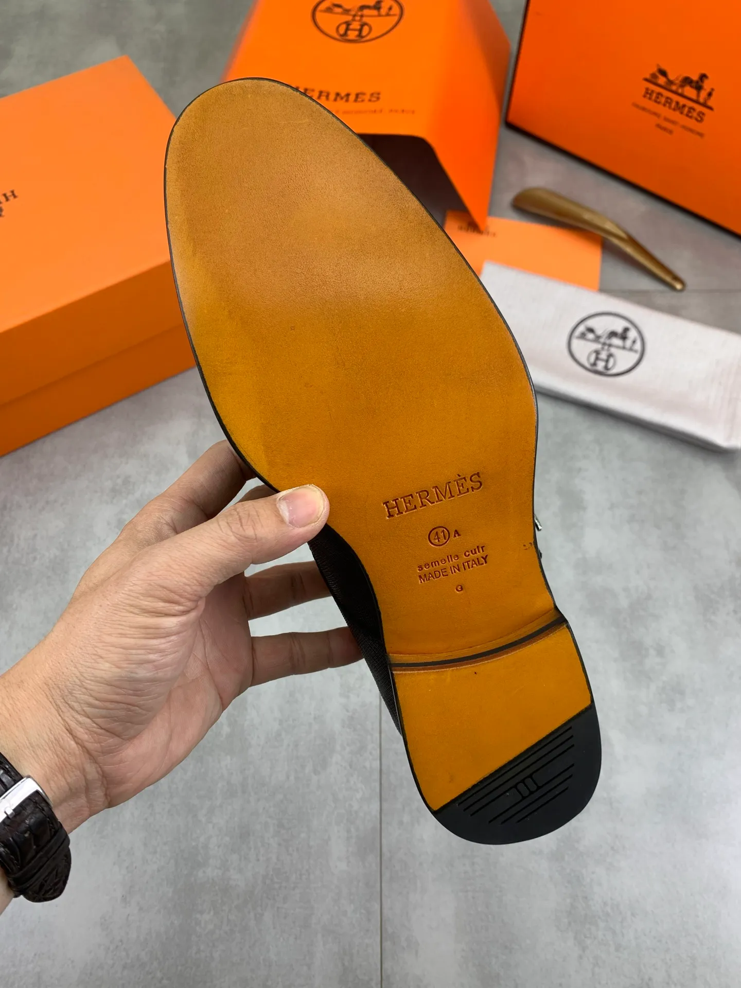 Factory price P940 💰💎💎💎 Original genuine leather outsole Brand: Hermès Grade: Same as the official website Original quality materials: Original soft calfskin Water-dyed cowhide lining Original Italian genuine leather outsole Style categories: Men's fashion Formal casual leather shoes Slip-on men's shoes series Young fashion European and American trends British style Code number: 39-45 (38.46 can be customized)